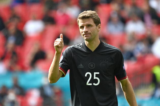 Thomas MUELLER (GER), thumb up, Gestik,Daumen hoch, Aktion,Einzelbild,angeschnittenes Einzelmotiv,Halbfigur,halbe Figur. Achtelfinale, Spiel M44, England (ENG) - Deutschland (GER) 2-0 am 29.06.2021 in London Wembley Stadion. Fussball EM 2020 vom 11.06.2021-11.07.2021.