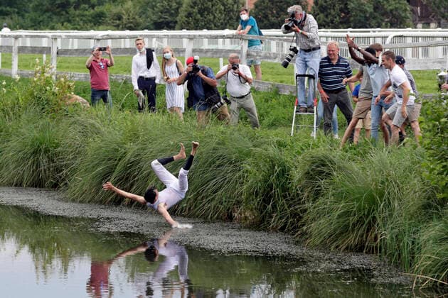 Bilder des Jahres 2021, Sport 07. Juli Sport Themen der Woche KW29 24.07.2021, Bad Harzburg, Niedersachsen, GER - Meetings-Champion Bauyrzhan Murzabayev wird von seinen Kollegen traditionsgemaess in den See geworfen. Galopprennbahn Bad Harzburg, Weisser Stein. (Jockey, Jockeychampion, Meetingschampion, Murzabayev, werfen, See, Flugphase) 210724SG968BAD_HARZBURG.JPG