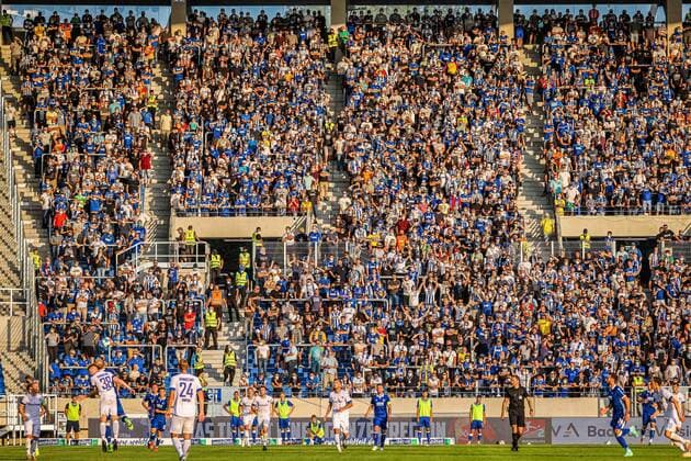 Bilder des Jahres 2021, Sport 07. Juli Sport Themen der Woche KW30 Sport Bilder des Tages Karlsruher SC - SV Darmstadt, 30.07.21, Herren, Saison 2021 2022, 2. Bundesligal, Fußball, Heimspiel, Wildparkstadion, BB Bank Stadion, BBBank Stadion, Karlsruhe, Germany, GER Mit Zuschauern besetzte Südtribüne Karlsruhe Wildparkstadion, BB Bank Stadion, BBBank Stadion Baden-Württemberg Germany