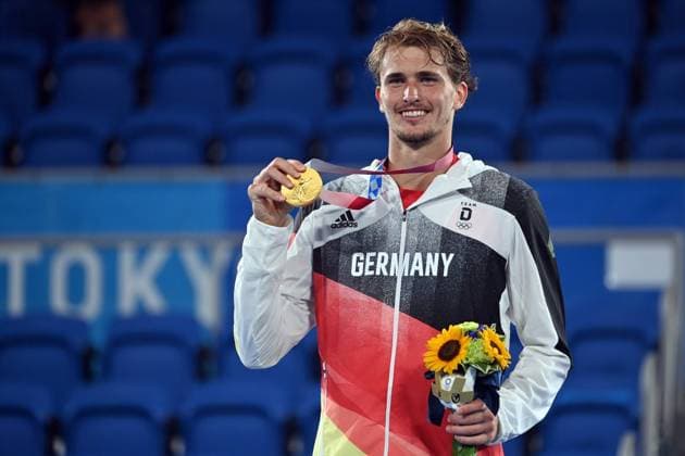 Bilder des Jahres 2021, Sport 08. August Tokio 2020 im Jahr 2021, Rückblick: Olympische Highlights Alexander ZVEREV (GER) mit Medaille,Gold,Goldmedaille, winner,Sieger,Olympiasieger, Siegerehrung. Tennis Finale Maenner,Mens s Singles Final am 01.08.2021, Ariake Tennis Park. Olympische Sommerspiele 2020, vom 23.07. - 08.08.2021 in Tokio Japan.