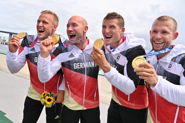 Siegerehrung, victory ceremony, Max RENDSCHMIDT (GER) Ronald RAUHE (GER) Tom LIEBSCHER (GER) Max LEMKE (GER), Sieger, winner, Olympiasieger, 1. Platz, Goldmedaille, Gold Medallist, Olympic Champion, Goldmedaillengewinner Jubel, Freude, Begeisterung, Canoe Sprint, Kanu Sprint, Men s Kayak Four, 500m. Maenner Kayak Vierer, MK4 Sea Forest Waterway, am 07.08.2021. Olympische Sommerspiele 2020, vom 23.07. - 08.08.2021 in Tokio Japan.