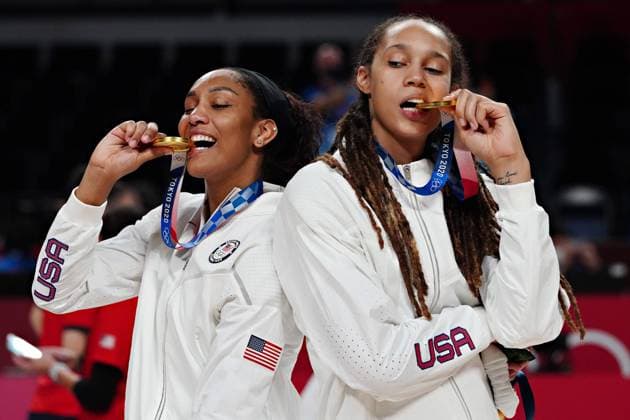 Bilder des Jahres 2021, Sport 08. August Sport Themen der Woche KW31 Sport Bilder des Tages Brittney Griner, right, and A Ja Wilson of the United States women s basketball team pose with their gold medals following the awards ceremony at the Tokyo Olympic Games, Olympische Spiele, Olympia, OS in Tokyo, Japan, on Sunday, August 8, 2021. USA won gold, Japan silver and France the bronze. OLY20210808218 RICHARDxELLIS