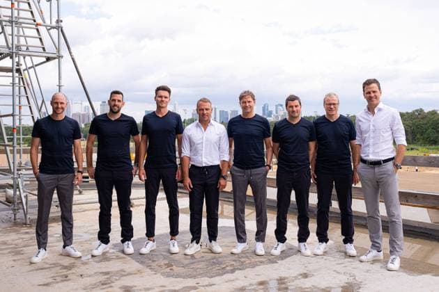 Bilder des Jahres 2021, Sport 08. August Sport Themen der Woche KW32 Sport Bilder des Tages Medien Get-together, mit Bundestrainer Hansi Flick und seinem Team, DFB-Campus, 10.08.2021 v.l.: Benedikt Hoewedes (Teammanagement), Mads Buttgereit (Spezialtrainer), Danny Roehl (Assistenztrainer), Hansi Flick (Bundestrainer), Marcus Sorg (Assistenztrainer), Andreas Kronenberg (Torwarttrainer), Peter Peters (1. DFB-Vizepraesident), Oliver Bierhoff (Direktor Nationalmannschaften und Akademie), Medien Get-together, mit Bundestrainer Hansi Flick und seinem Team, DFB-Campus, 10.08.2021 Thomas Boecker DFB via EIBNER Sascha Walther Frankfurt am Main DFB Campus Hessen Deutschland