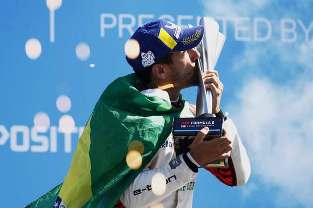 Bilder des Jahres 2021, Sport 08. August Sport Themen der Woche KW32 Sport Bilder des Tages Mandatory Credit: Photo by Carl Bingham Motorsport Images Shutterstock (12287970b) Lucas Di Grassi (BRA), Audi ABT Schaeffler, 1st position, kisses his trophy during the 2021 Formula E Round 14 2021 FE Round 14, Berlin Templehof, Berlin, Germany - 14 Aug 2021 2021 FE Round 14, Berlin Templehof, Berlin, Germany - 14 Aug 2021 Copyright: xCarlxBingham MotorsportxImages Shutterstockx 12287970b