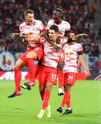 Bilder des Jahres 2021, Sport 08. August Sport Themen der Woche KW33 Sport Bilder des Tages RB Leipzig - Stuttgart 20.08.2021 Leipzig, 20.08.2021, Red Bull Arena, Fussball Bundesliga, 2. Spieltag , RB Leipzig vs. VfB Stuttgart , Im Bild: Tor für Leipzig. Dominik Szoboszlai (17, RB Leipzig) trifft zum 1:0 und jubelt mit Willi Orban (4, RB Leipzig), Amadou Haidara (8, RB Leipzig), Tyler Adams (14, RB Leipzig). , DFL regulations prohibit any use of photographs as image sequences and or quasi-video. ,