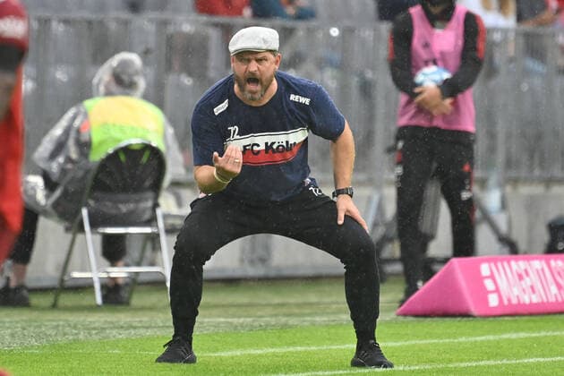 Bilder des Jahres 2021, Sport 08. August Sport Themen der Woche KW33 Sport Bilder des Tages Steffen BAUMGART (Trainer 1.FC Koeln), Gestik,gibt Anweisungen, Einzelbild, Freisteller,Ganzkoerperaufnahme,ganze Figur Fussball 1. Bundesliga Saison 2021 2022, 2.Spieltag, Spieltag02 FC Bayern Muenchen-1.FC Koeln 3-2 am 22.08.2021,A L L I A N Z A R E N A Muenchen.