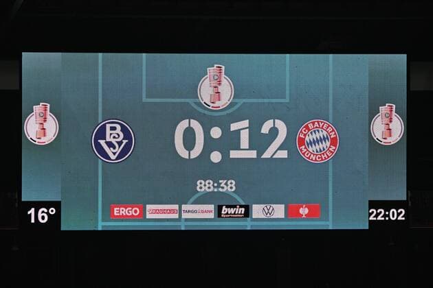 Bilder des Jahres 2021, Sport 08. August Sport Themen der Woche KW34 Sport Bilder des Tages GER, DFB-Pokal, 1.Runde, Bremer SV vs FC Bayern Muenchen 25.08.2021, wohninvest Weserstadion, Bremen, GER, DFB-Pokal, 1.Runde, Bremer SV vs FC Bayern Muenchen im Bild picture shows Anzeigentafel Spielstand Feature, Impression 0:12