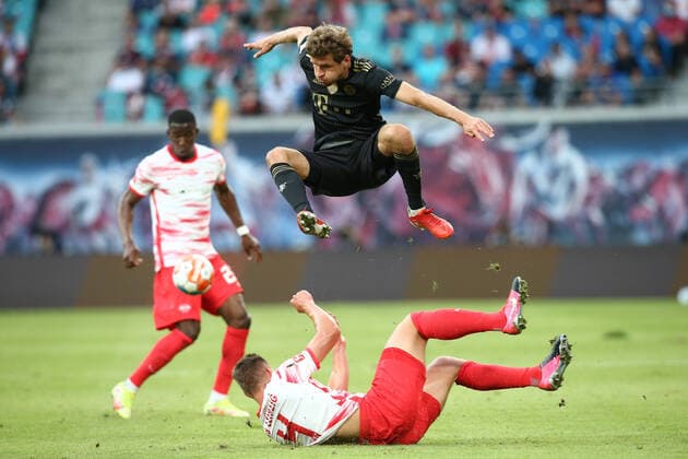Bilder des Jahres 2021, Sport 09 September Sport Themen der Woche KW36 Sport Bilder des Tages 11.09.2021, xtgx, Fussball 1. Bundesliga, RB Leipzig - FC Bayern Muenchen emspor, v.l. Willi Orban (RB Leipzig, 4), Thomas Mueller (Bayern Muenchen, 25) Zweikampf, Duell, Kampf, tackle (DFL DFB REGULATIONS PROHIBIT ANY USE OF PHOTOGRAPHS as IMAGE SEQUENCES and or QUASI-VIDEO) Leipzig