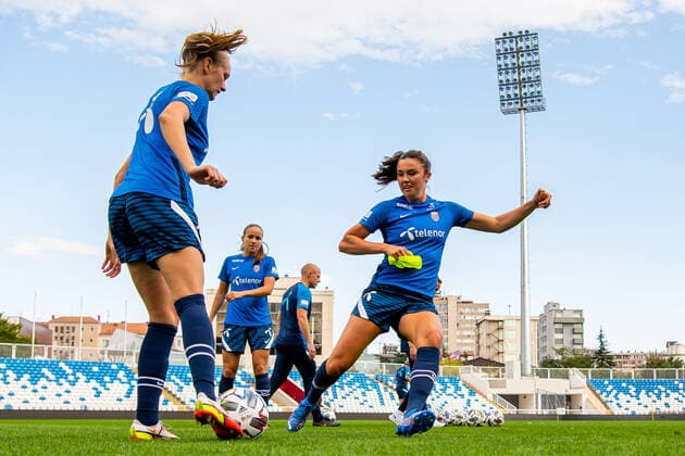 210920 Frida Maanum and Ingrid Syrstad Engen of the Norwegian women s national football team during a training session on September 20, 2021 in Pristina. Photo: Vegard Wivestad Grott BILDBYRAN kod VG VG0171 fotboll football soccer fotball vm-kval kval fifa women s world cup qualifier qualifier träning practice training trening norge norway dam bbeng Copyright: VEGARDxWIVESTADxGRoTT BB210920VG009