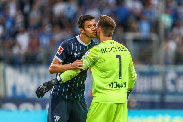 Bilder des Jahres 2021, Sport 09 September Sport Themen der Woche KW38 Sport Bilder des Tages Torwart Manuel Riemann (VfL Bochum 1848, 01) und Anthony Losilla (VfL Bochum 1848, 08), GER, VfL Bochum 1848 - VfB Stuttgart Fussball, 1. Bundesliga, 6. Spieltag, Spielzeit 2021 2022, 26.09.2021, DFB DFL regulations prohibit any use of photographs as image sequences and or quasi-video., GER, VfL Bochum 1848 - VfB Stuttgart Fussball, 1. Bundesliga, 6. Spieltag, Spielzeit 2021 2022, 26.09.2021 Bochum Copyright: xEibner-Pressefoto BoiaxGabrielx EP_GBA