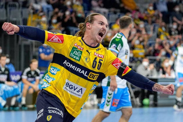 Bilder des Jahres 2021, Sport 09 September Sport Themen der Woche KW38 Sport Bilder des Tages Torschütze Lukas Nilsson (RNL, 65), jubelt über ein Tor, Jubel, Torjubel, Torerfolg, celebrate the goal, goal, celebration, Jubel ueber das Tor, optimistisch, Spielszene, Highlight, Einzelbild, Action, Aktion, 26.09.2021, Mannheim (Deutschland), Handball, Bundesliga, Rhein-Neckar Löwen - FRISCH AUF! Göppingen