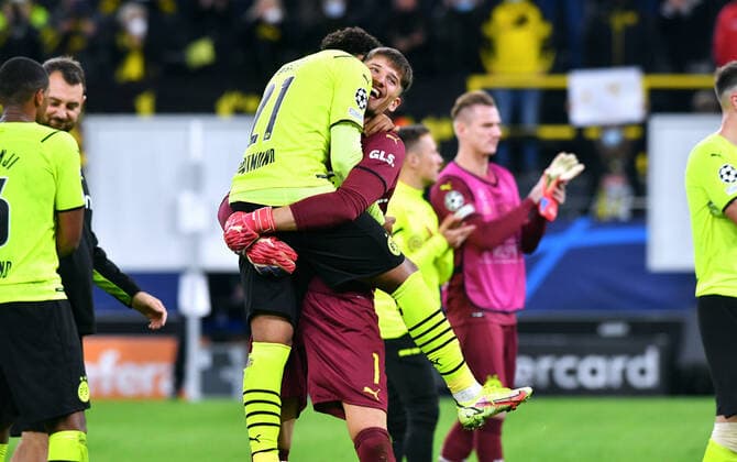 Bilder des Jahres 2021, Sport 09 September Sport Themen der Woche KW39 Sport Bilder des Tages Fussball, UEFA Champions League, Herren, Saison 2021 2022, Gruppe C, 2. Spieltag, Signal Iduna Park Dortmund, Bor. Dortmund (gelb) - Sporting Lissabon (grün) 1:0; Schlussjubel Gregor Kobel (BVB), Donyell Malen (BVB). Jubel, Freude, Aktion. UEFA regulations prohibit any use of photographs as image sequences and or quasi-video. EDITORIAL USE ONLY