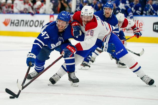 Bilder des Jahres 2021, Sport 10 Oktober Sport Themen der Woche KW41 Sport Bilder des Tages October 13, 2021, Toronto, on, Canada: Toronto Maple Leafs forward Pierre Engvall (47) battles for a loose puck against Montreal Canadiens defenceman Jeff Petry (26) during second period NHL, Eishockey Herren, USA action in Toronto on Wednesday, October 13, 2021. Canada News - October 13, 2021 - ZUMAc35_ 20211013_zaf_c35_058 Copyright: xEvanxBuhlerx
