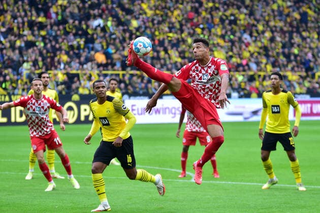Bilder des Jahres 2021, Sport 10 Oktober Sport Themen der Woche KW41 Sport Bilder des Tages 16.10.2021, xbrx, Fussball 1.Bundesliga, Borussia Dortmund - 1.FSV Mainz 05 emspor, v.l. Dribbling, dribbelt mit dem Ball, fuehrt den Ball, Onisiwo, Karim (9 - 1. FSV Mainz 05), Akanji, Manuel (16 - Borussia Dortmund), akkrobatisch (DFL DFB REGULATIONS PROHIBIT ANY USE OF PHOTOGRAPHS as IMAGE SEQUENCES and or QUASI-VIDEO) Dortmund