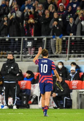SAINT PAUL, MN - OCTOBER 26: United States forward Carli Lloyd (10) leaves the pitch for her final time during the second half of a friendly soccer match between Korea Republic and the United States on Oct 26, 2021 at Allianz Field in Saint Paul, MN as this was Lloyd™s last game.(Photo by Nick Wosika Icon Sportswire) SOCCER: OCT 26 Women s - USA v Korea Icon2021102613