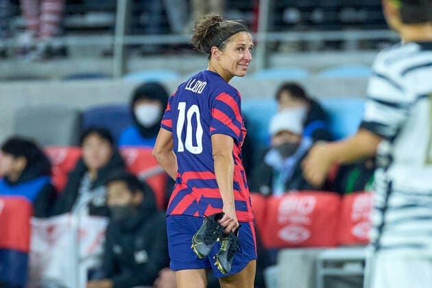 SAINT PAUL, MN - OCTOBER 26: United States forward Carli Lloyd (10) waves to fans after playing her final game against Korea Republic as a member of the US Women s national team, Nationalteam at Allianz Field on October 26, 2021 in St Paul, Minnesota. United States defeated Korea Republic 6-0. (Photo by Robin Alam Icon Sportswire) SOCCER: OCT 26 Women s - USA v Korea Icon164211026004