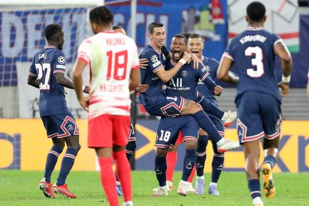 Bilder des Jahres 2021, Sport 11 November Sport Themen der Woche KW44 Sport Bilder des Tages GER, Champions League, Gruppenphase, RB Leipzig - Paris Saint-Germain 03.11.2021 , Leipzig, Red Bull Arena, GER, Saison 2021 2022, UEFA Champions League, Gruppenphase, Gruppe A, Spiel 4 von 6 RasenBallsport Leipzig vs FC Paris Saint-Germain im Bild Torjubel PSG nach dem Tor zum 1:2 durch Georginio Wijnaldum DFL regulations prohibit any use of photographs as image sequences and or quasi-video