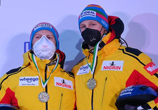 Bilder des Jahres 2021, Sport 12 Dezember Sport Themen der Woche KW48 Siegerehrung, v.l.: Pilot Francesco Friedrich und Anschieber Alexander Schüller (beide Deutschland) gewinnen das Weltcup-Rennen im Zweierbob, Bob, Zweierbob, 2er-Bob, 2. Lauf der Herren, Altenberg, Wintersport, BMW IBSF World Cup Bob & Skeleton 2021 22, Weltcup, Eiskanal Altenberg, 04.12.2021,