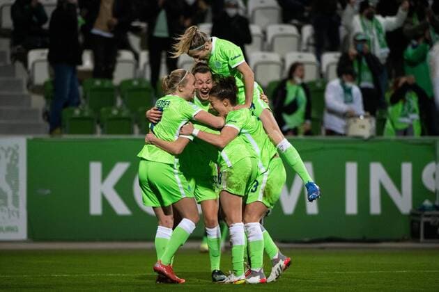 Bilder des Jahres 2021, Sport 12 Dezember Sport Themen der Woche KW50 Sport Bilder des Tages Tabea Wassmuth (VfL Wolfsburg), Felicitas Rauch (VfL Wolfsburg), Lena Lattwein (VfL Wolfsburg), Kathrin Hendrich (VfL Wolfsburg) jubeln ueber das Tor, GER, VfL Wolfsburg vs. FC Chelsea London, 16.12.2021, Uefa Womens Champions League Gruppenphase, 6. Spieltag, Spielzeit 2021 2022 GER, VfL Wolfsburg vs. FC Chelsea London, 16.12.2021, Uefa Womens Champions League Gruppenphase, 6. Spieltag, Spielzeit 2021 2022 Wolfsburg Copyright: xEIBNER MichaelxMemmlerx EP_MMR