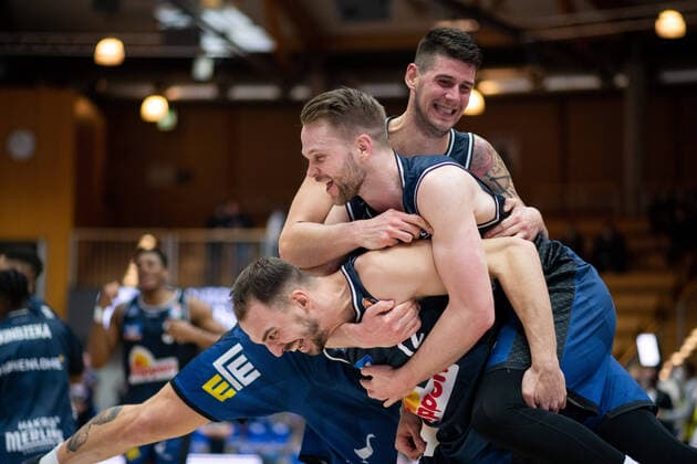 Bilder des Jahres 2021, Sport 12 Dezember Dejan Kovacevic (Merlins Crailsheim), Fabian Bleck (Merlins Crailsheim), Bogdan Radosavljevic (Merlins Crailsheim) jubeln ueber den Sieg, GER, HAKRO Merlins Crailsheim vs. FC Bayern Muenchen Basketball, 26.12.2021, 13. Spieltag easycredit Basketball Bundesliga, Spielzeit 2021 2022. GER, HAKRO Merlins Crailsheim vs. FC Bayern Muenchen Basketball, 26.12.2021, 13. Spieltag easycredit Basketball Bundesliga, Spielzeit 2021 2022 Crailsheim Copyright: xEibner MichaelxMemmlerx EP_MMR
