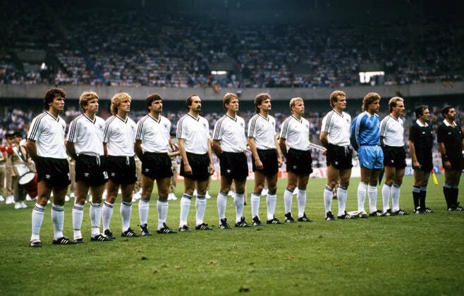 20.06.84 Spanien - Deutschland Frankreich, Paris, 20.06.1984, Fussball, UEFA, EM Europameisterschaft 1984 in Frankreich, Spanien - DFB Deutschland (1:0): Team Mannschaftsfoto Kader Deutschland v.l. Lothar Matthäus, Norbert Meier, Andreas Brehme, Klaus Allofs, Uli Stielike, Karlheinz Förster, Rudi Völler, Bernd Förster, Hans-Peter Briegel, Harald Toni Schumacher, Karl-Heinz Rummenigge.