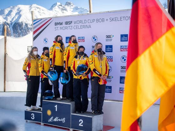 Bilder des Jahres 2022, Sport 01 Januar Sport Themen der Woche KW02 Sport Bilder des Tages Podium mit Laura Nolte, Deborah Levi (Deutschland, BSC Winterberg), Kim Kalicki, Lisa Buckwitz (Deutschland), Mariama Jamanka, Kira Lipperheide (Deutschland) beim deutschen Dreifachsieg, CH, IBSF Weltcup und Europameisterschaft, St. Moritz Zweierbob Damen, 16.01.2022, Saison 2021 2022 CH, IBSF Weltcup und Europameisterschaft, St. Moritz Zweierbob Damen, 16.01.2022, Saison 2021 2022 Copyright: xEibner Memmlerx EP_MMR