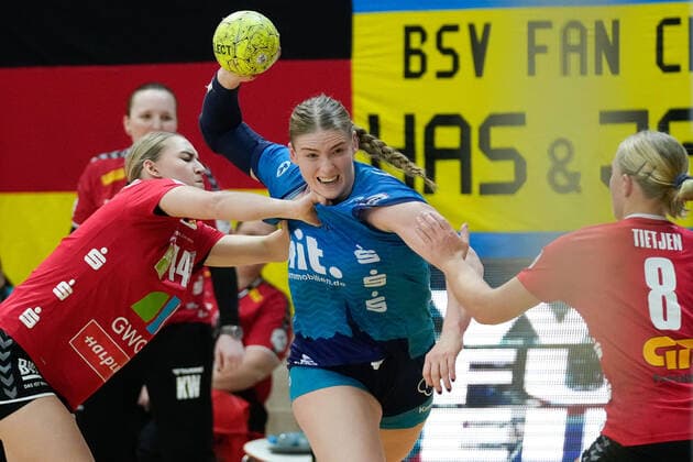 Bilder des Jahres 2022, Sport 02 Februar Sport Themen der Woche KW08 Julia Niewiadomska (Halle, 44), Charlotte Kaehr (BSV, 17), SV Union Halle-Neustadt vs. Buxtehuder SV, Handball Frauen, Bundesliga, 16. Spieltag, 2021 2022, 26.02.2022, SV Union Halle-Neustadt vs. Buxtehuder SV, Handball Frauen, Bundesliga, 16. Spieltag, 2021 2022, 26.02.2022, Halle (Saale)