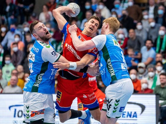 Bilder des Jahres 2022, Sport 04 April Sport Themen der Woche KW13 Sport Bilder des Tages Jona Schoch (HBW Balingen-Weilstetten, 22) im Duell mit Jacob Bagersted (Frisch Auf Goeppingen 14) und Jon Lindenchhrone Andersen (Frisch auf Goeppingen, 06), Frisch Auf Goeppingen vs. HBW Balingen-Weilstetten, 1. Bundesliga, Handball, Herren, 03.04.2022 Frisch Auf Goeppingen vs. HBW Balingen-Weilstetten, 1. Bundesliga, Handball, Herren, 03.04.2022 Goeppingen Copyright: xEIBNER MichaelxSchmidtx EP_MST