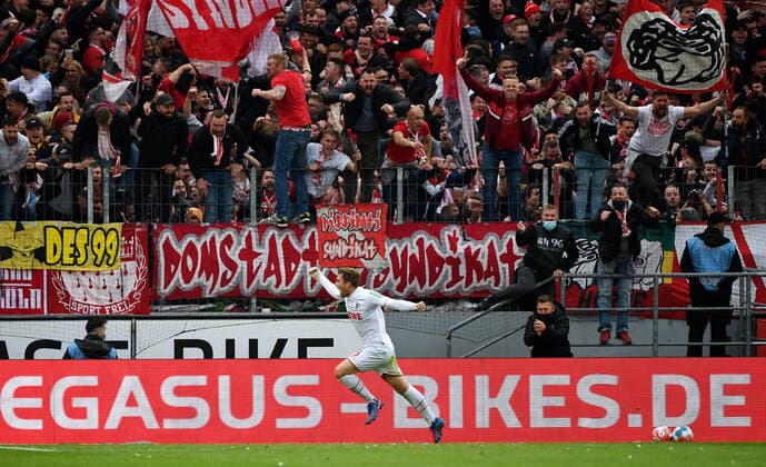 Bilder des Jahres 2022, Sport 04 April Sport Themen der Woche KW14 Fussball, Bundesliga, Deutschland, Herren, Saison 2021 2022, 29. Spieltag, Rhein Energie Stadion Köln, 1. FC Köln (weiss) - FSV Mainz 05 (schwarz); Jubel Luca Kilian (KOE) nach seinem Tor zum 3:2. Jubel, Freude, Aktion. DFB DFL REGULATIONS PROHIBIT ANY USE OF PHOTOGRAPHS AS IMAGE SEQUENCES AND OR QUASI-VIDEO
