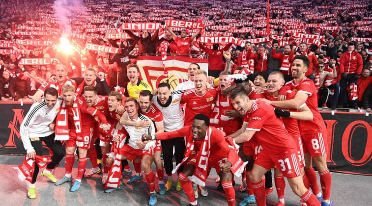 Bilder des Jahres 2022, Sport 04 April Sport Themen der Woche KW14 Fussball, Herren, 1. Bundesliga, Saison 2021 22, (29. Spieltag), Hertha BSC - 1. FC Union Berlin, Union, Jubel nach Abpfiff mit den Fans, 09.04. 2022, Copyright: xMatthiasxKochx