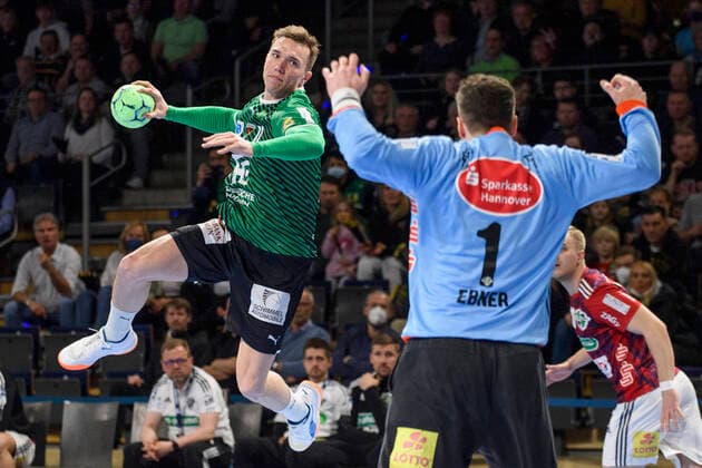 Bilder des Jahres 2022, Sport 04 April Sport Themen der Woche KW14 v.l. Lasse Andersson (Fuechse Berlin, 11), Domenico Ebner (TSV Hannover Burgdorf, 01), Zweikampf, Action, Kampf, Wurf, Luft, Sprung GER, Fuechse Berlin vs TSV Hannover Burgdorf, Handball 1. Bundesliga - Maenner, . Spieltag, Saison 2021 2022, 10.04.2022, GER, Fuechse Berlin vs TSV Hannover Burgdorf, Handball 1. Bundesliga - Maenner, . Spieltag, Saison 2021 2022, 10.04.2022, Berlin Copyright: xEibner-Pressefoto UwexKochx EP_UKH