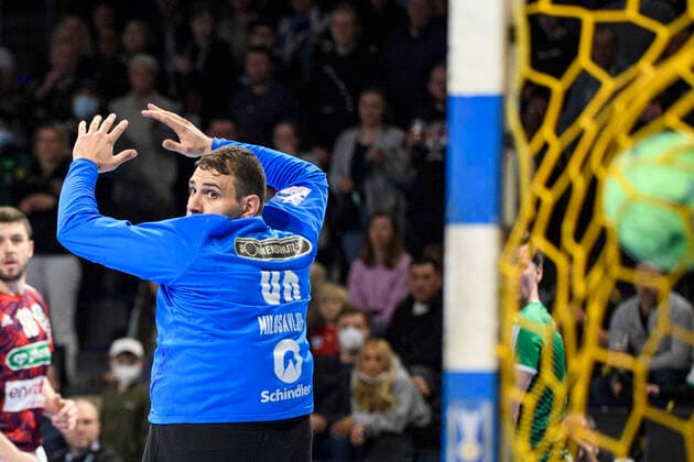 Bilder des Jahres 2022, Sport 04 April Sport Themen der Woche KW14 Sport Bilder des Tages Dejan Milosavljev (Fuechse Berlin, 96), Sieg oder Niederlage - Tor, GER, Fuechse Berlin vs TSV Hannover Burgdorf, Handball 1. Bundesliga - Maenner, . Spieltag, Saison 2021 2022, 10.04.2022, GER, Fuechse Berlin vs TSV Hannover Burgdorf, Handball 1. Bundesliga - Maenner, . Spieltag, Saison 2021 2022, 10.04.2022, Berlin Copyright: xEibner-Pressefoto UwexKochx EP_UKH
