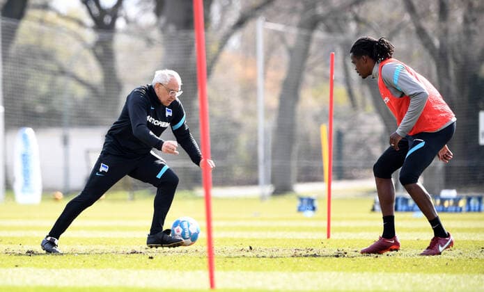 Bilder des Jahres 2022, Sport 04 April Sport Themen der Woche KW15 Sport Bilder des Tages Fussball, Herren, Saison 2021 2022, 1. Bundesliga, Hertha BSC, Training, v.l. Trainer Felix Magath (Hertha BSC), Dedryck Boyata (Hertha BSC), 11.04. 2022, Copyright: xSebastianxRäppold MatthiasxKochx