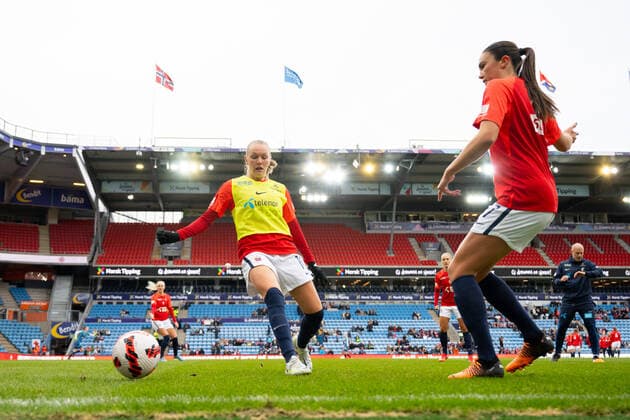 220412 Frida Maanum and Ingrid Syrstad Engen of Norway ahead of the FIFA Women s World Cup Qualifier football match between Norway and Poland on April 12, 2022 in Oslo. Photo: Vegard Grott BILDBYRAN kod VG VG0268 bbeng fotball soccer football fotboll FIFA World Cup, WM, Weltmeisterschaft, Fussball qualifiers vm-kvalifisering kvinner vm kvalik landskamp dam norge norway poland polen Copyright: VEGARDxGRoTT BB220412VG020