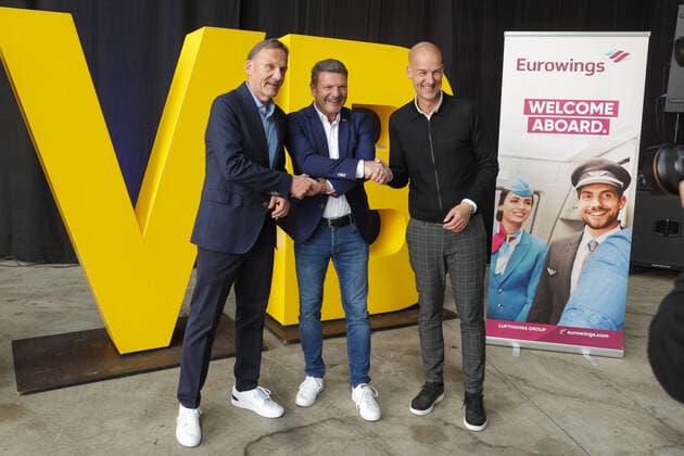 Bilder des Jahres 2022, Sport 05 Mai Sport Themen der Woche KW18 06.05.2022, Fussball, Wirtschaft, Eurowings, Dortmund Airport, Präsentation Eurowings Fanairbus, v. l. Hans-Joachim Watzke (Borussia Dortmund, Jens Bischof (Vorsitzender der Geschäftsführung Eurowings), Carsten Cramer (Borussia Dortmund), Foto: Dennis Ewert RHR-FOTO xRHR-FOTO DEx