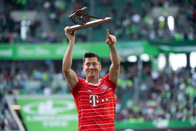 Bilder des Jahres 2022, Sport 05 Mai Sport Themen der Woche KW19 Sport Bilder des Tages Robert Lewandowski (FC Bayern Muenchen 9) bekommt die Kicker Torjaegerkanone, feiert und verabschiedet sich von den Fans, VfL Wolfsburg vs. FC Bayern Muenchen, 1. Fussball Bundesliga, 34. Spieltag, Spielzeit 2021 2022, 14.05.2022 DFB DFL regulations prohibit any use of photographs as image sequences and or quasi-video VfL Wolfsburg vs. FC Bayern Muenchen, 1. Fussball Bundesliga, 34. Spieltag, Spielzeit 2021 2022, 14.05.2022 Copyright: xEibner Memmlerx EP_MMR