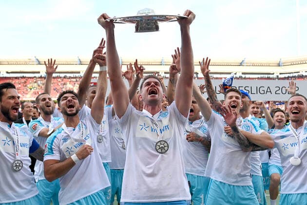 Bilder des Jahres 2022, Sport 05 Mai Sport Themen der Woche KW19 Simon TERODDE (FC Schalke 04) mit Schale,Meisterschale,Cup,Trophaee. Teamfoto,Team,Mannschaft,Mannschaftsfoto, Siegerehrung,Jubel,Freude,Begeisterung, Fussball 2. Bundesliga Saison 2021 2022, 34.Spieltag, Spieltag34. 1.FC Nuernberg - FC Schalke 04 1-2, am 15.05.2022 , MAX MORLOCK STADION.