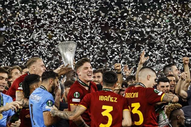 Bilder des Jahres 2022, Sport 05 Mai Sport Themen der Woche KW21 Fußball, ECL, Finale, Sieger AS Rom TIRANA - AS Roma goalkeeper Rui Patricio, Rick Karsdorp of AS Roma, Roger Ibanez of AS Roma, Bryan Cristante of AS Roma, Matias Vina of AS Roma, Chris Smalling of AS Roma, Lorenzo Pellegrini of AS Roma, Tammy Abraham of AS Roma, Carles Perez or AS Roma, Riccardo Calafiori or AS Roma, Eldor Shomurodov or AS Roma, Ainsley Maitland-Niles or AS Roma, Jordan Veretout or AS Roma, Nicolo Zaniolo or AS Roma, Gianluca Mancini or AS Roma, Marash Kumbulla or AS Roma, Sergio Oliveira or AS Roma, Leonardo Spinazzola or AS Roma, Amadou Diawara or AS Roma, Edoardo Bove or AS Roma, Ebrima Darboe or AS Roma, Filippo Missori or AS Roma, Nicola Zalewski or AS Roma, Maissa Codou Ndiaye or AS Roma, Cristian Volpato of AS Roma, AS Roma goalkeeper Pietro Boer, Felix Ohene Afena-Gyan of AS Roma, Filippo Tripi of AS Roma, AS Roma goalkeeper Davide Mastrantonio, Joel Voelkerling Persson of AS Roma, Giacomo Faticanti of AS Roma, Antonio Satriano of AS Roma , Henrikh Mkhitaryan of AS Roma, AS Roma goalkeeper Anto nio Mirante, AS Roma goalkeeper Daniel Fuzato, Stephan El Shaarawy of AS Roma, AS Roma coach Jose Mourinho with the Conference League cup, Conference League cup, Conference League trophy during the UEFA Conference League final match between AS Roma and Feyenoord at Arena Kombetare on May 25, 2022 in Tirana, Albania. ANP MAURICE VAN STEEN UEFA Europa Conference League FINAL 2021 2022 xVIxANPxSportx xxANPxIVx
