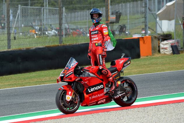 Bilder des Jahres 2022, Sport 05 Mai Sport Themen der Woche KW21 Sport Bilder des Tages May 29, 2022, Scarperia (FI, Italy: Scarperia (FI), Italy, Mugello Circuit, May 29, 2022, Francesco Bagnaia Team Ducati winner in Moto Gp with Italy flag during Gran Premio dâ€⠢Italia Oakley Race - MotoGP World Championship, WM, Weltmeisterschaft MotoGP World Championship - Gran Premio d™Italia Oakley Race, Scarperia (FI), Italy - ZUMAl164 20220529_zsa_l164_116 Copyright: xGiorgioxPanaccix