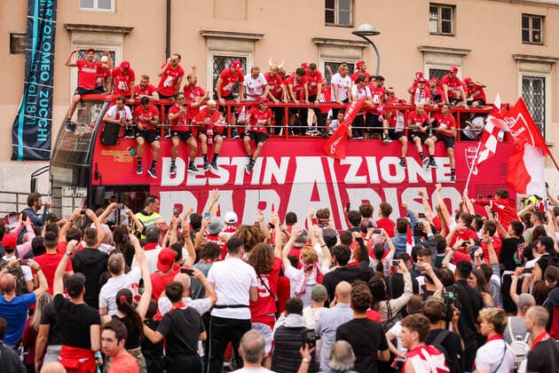 Bilder des Jahres 2022, Sport 05 Mai Sport Themen der Woche KW22 Sport Bilder des Tages Photo Alessandro Bremec LaPresse May 31, 2022 Monza, Italy Soccer Berlusconi s Monza promoted to Serie A for first time in club history.In the pic: The AC Monza squad during the open top bus parade through the city Foto Alessandro Bremec LaPresse 31 Maggio, 2022 Monza, Italia Sport Calcio Monza in Serie A, la festa in citt& xe0; con il passaggio del pullman scoperto Nella foto: Il pullman scoperto per le vie della citt& xe0; fino a raggiungere lo stadio per la premiazione Photo Alessandro Bremec LaPresse May 31, 2022 Monza, Italy Sport Soccer Berlusconi s Monza promoted to Serie A for first time in club history. In the pic: The AC Monza squad during the open top bus parade through the city Foto Alessandro Bremec LaPresse 31 Maggio, 2022 Monza, Italia News Il pullman del Monza per le vie del centro dopo la promozione in Serie A. Nella foto: Il pullman per la FestA Promozione del Monza Photo Alessandro Bremec LaPresse May 31, 2022 Monza, Italy News The Monza bus through the streets of the center after the promotion to Serie A. In the photo: The bus for the Monza Promotion Fest Copyright: xAlessandroxBremec LaPressex