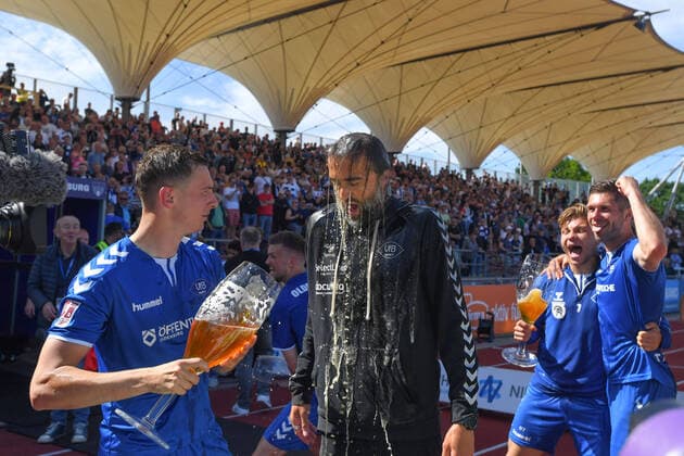 Sport Themen der Woche KW22 Sport Bilder des Tages GER, Fussball, RLN, Relegation zur 3.Liga, Rückspiel VfB Oldenburg vs BFC Dynamo 04.06.2022, Marschwegstadion, Oldenburg, GER, Relegation zur 3.Liga, Rückspiel, VfB Oldenburg vs BFC Dynamo , DFL regulations prohibit any use of photographs as image sequences and or quasi-video, im Bild Die Bierdusche fuer Dario FOSSI (VfB Oldenburg Trainer Coach ) von Maik LUKOWICZ (VfB Oldenburg 16 ) Freude bei Rafael BRAND (VfB Oldenburg 7 ) und Robert ZIETARSKI (VfB Oldenburg 8 )