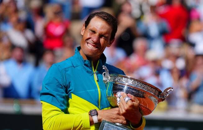 Sport Themen der Woche KW22 Sport Bilder des Tages Mandatory Credit: Photo by Javier Garcia Shutterstock (12960016bm) Rafael Nadal celebrates with the Coupe de Mousquetaires, the mens trophy, after winning his 14th Roland Garros French Open Tennis, Day 15, Roland Garros, Paris, France - 05 Jun 2022 French Open Tennis, Day 15, Roland Garros, Paris, France - 05 Jun 2022 Copyright: xJavierxGarcia Shutterstockx 12960016bm