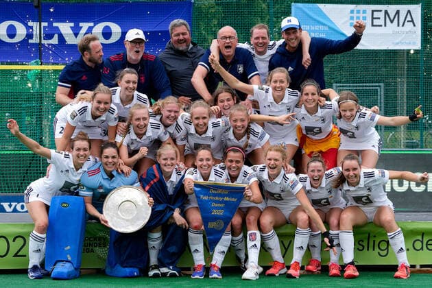 Sport Themen der Woche KW22 Sport Bilder des Tages Spielerinnen vom Düsseldorfer HC (DHC), mit dem Pokal, der Trophäe, bei der Siegerehrung, Siegerwimpel, Blauer Wimpel, Meisterschale, Ehrung, Jubel nach dem Schlusspfiff, jubeln, jubelt, Freude, Sieger, Sieg, Gewinner der Deutschen Meisterschaft, Highlight, optimistisch, Deutscher Meister, 2022, Titelträger 2022, Champion, Aktion, Action, Mannschaftsfoto, Teamfoto, Mannschaft, Team, Gruppenbild, 05.06.2022, Bonn (Deutschland), Hockey, Deutsche Meisterschaft, Finale, Damen, Mannheimer HC - Düsseldorfer HC