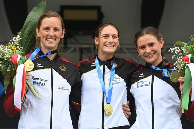 Bilder des Jahres 2022, Sport 07 Juli Sport Themen der Woche KW30 Sport Bilder des Tages v.li:Jasmin SCHORNBERG (GER),Ricarda FUNK (GER), Elena LILIK (GER),Siegerehrung mit Medaillen,Gold,Platz 1,Winner,Champion. Jubel,Freude,Begeisterung, Women s Canoe Team Final. Men s Kayak Team Final. 2022 ICF Canoe Slalom World Championships am 27.07.2022 in Augsburg.