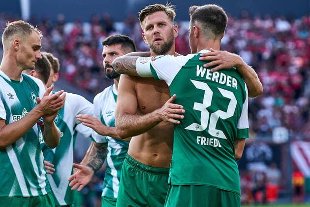 GER, Pokal 01, Energie Cottbus vs SV Werder Bremen 01.08.2022, Stadion der Freundschaft, Cottbus, GER, DFB-Pokal, 1. Runde, FC Energie Cottbus vs SV Werder Bremen, im Bild Niclas Füllkrug Fuellkrug (SV Werder Bremen 11) mit freiem Oberkörper umarmt Marco Friedl (SV Werder Bremen 32), recht, nach dem Abpfiff. Foto: nordphoto GmbH gumzmedia
