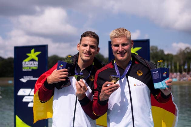 Bilder des Jahres 2022, Sport 08 August Sport Themen der Woche KW33 HILLER Martin, GROSSMANN Tamas (GER), Mens Kayak Double 1000 Meter, celebrating the victory, gold medal and title as European Champions on the Podium, GER, Canoe Sprint (Kanu Sprint), European Championships Munich 2022, 21.08.2022 Photo: Eibner Memmler GER, Canoe Sprint (Kanu Sprint), European Championships Munich 2022, 21.08.2022 Munich Copyright: xEibner Memmlerx EP_MMR
