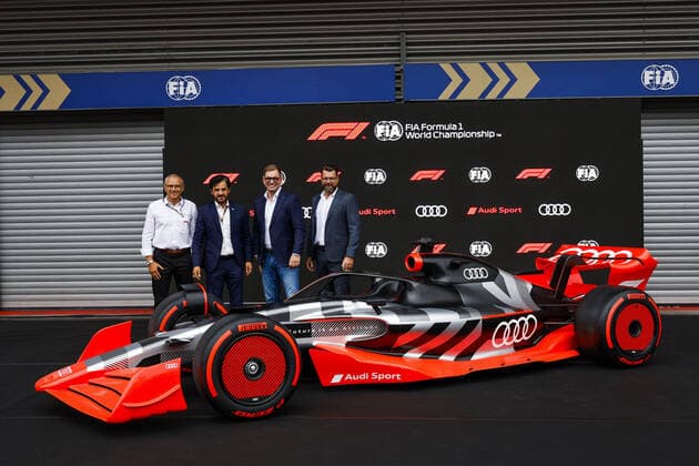 Bilder des Jahres 2022, Sport 08 August Sport Themen der Woche KW34 Sport Bilder des Tages DOMENICALI Stefano (ita), Chairman and CEO Formula One Group FOG, BEN SULAYEM Mohammed (uae), President of the FIA, DUESMANN Markus (ger), CEO of Audi, HOFFMAN Oliver (ger), Chief Technical Officer of Audi, portrait during the Formula 1 Rolex Belgian Grand Prix 2022, 14th round of the 2022 FIA Formula One World Championship, WM, Weltmeisterschaft from August 26 to 28, 2022 on the Circuit de Spa-Francorchamps, in Francorchamps, Belgium - F1 - BELGIAN GRAND PRIX 2022 DPPI Panoramic 00122033__DEL9413.JPG_