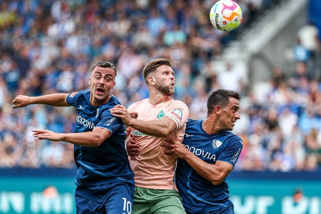 Bilder des Jahres 2022, Sport 09 September Sport Themen der Woche KW35 Sport Bilder des Tages Niklas Füllkrug Fuellkrug (Werder Bremen, 11) im Zweikampf gegen Philipp Förster Foerster (VfL Bochum 1848, 10) und Vasilios Lampropoulus (VfL Bochum 1848, 24), GER, VfL Bochum 1848 vs. Werder Bremen, Fussball, 1. Bundesliga, 5. Spieltag, Spielzeit 2022 2023, 02.09.2022, DFB DFL regulations prohibit any use of photographs as image sequences and or quasi-video., GER, VfL Bochum 1848 vs. Werder Bremen, Fussball, 1. Bundesliga, 5. Spieltag, Spielzeit 2022 2023, 02.09.2022 Bochum Copyright: xEibner-Pressefoto BoiaxGabrielx EP_EEP