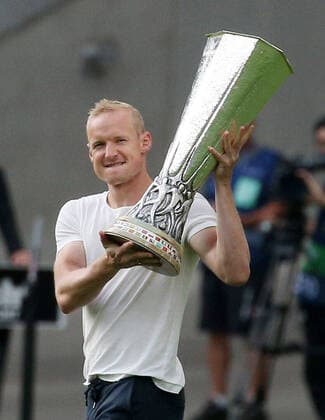 Bilder des Jahres 2022, Sport 09 September Sport Themen der Woche KW36 Sport Bilder des Tages 07.09.2022, Fußball, UEFA Champions League, Gruppenphase, Gruppe D, Eintracht Frankfurt - Sporting Lissabon, Saison 2022 23, Deutsche Bank Park, Frankfurt Main, Deutschland, zmdz, Sebastian Rode (Eintracht Frankfurt) präsentiert kurz den Europa-Pokal im Stadion, Eintracht Frankfurt - Sporting Lissabon