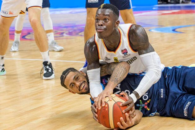 Bilder des Jahres 2022, Sport 09 September Sport Themen der Woche KW37 Sport Bilder des Tages v.l. Dennis Schroeder ( Team Deutschland, 17), Tyler Dorsey (Griechenland, 02), im harten Zweikampf am Boden, Zweikampf, Action, Kampf, Deutschland vs Griechenland, GER, FIBA Eurobasket, Viertel - Finalspiel, BBL, Basketball - Maenner, Saison 2022, 13.09.2022, GER, FIBA Eurobasket, Deutschland vs Griechenland, Viertel - Finalspiel, BBL, Basketball - Maenner, Saison 2022, 13.09.2022, Berlin Copyright: xEibner-Pressefoto UwexKochx EP_UKH